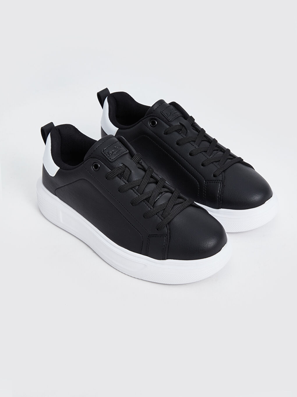 اسنیکر  ال سی وایکیکی